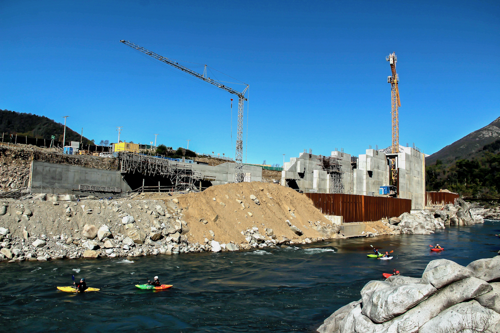 Kayakistas de Bestias del Sur Salvaje examinan la construcción de una represa hidroeléctrica en el río Ñuble en Chile. Foto:  Paulo Urrutia