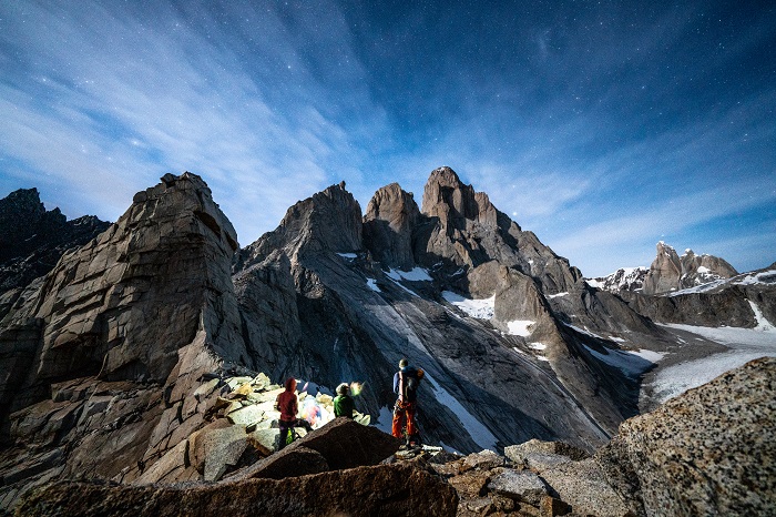 Before sunrise at El Cuadrado Pass, looking at the west ridge of the Fitz in the distance. Photo: Patricio Díaz