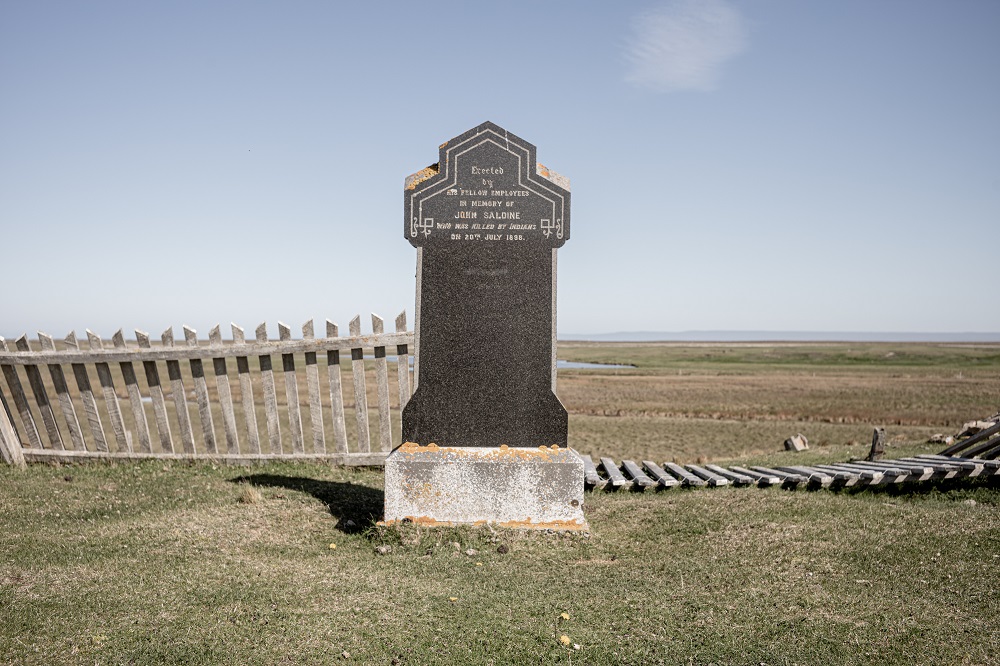 “Erected by his co-workers in memory of John Saldine, killed by Indians on July 20, 1898," says the headstone of one of the graves in the cemetery of Onaisín.  Tierra del Fuego, Chile, 2021. Photo: Marcio Pimenta