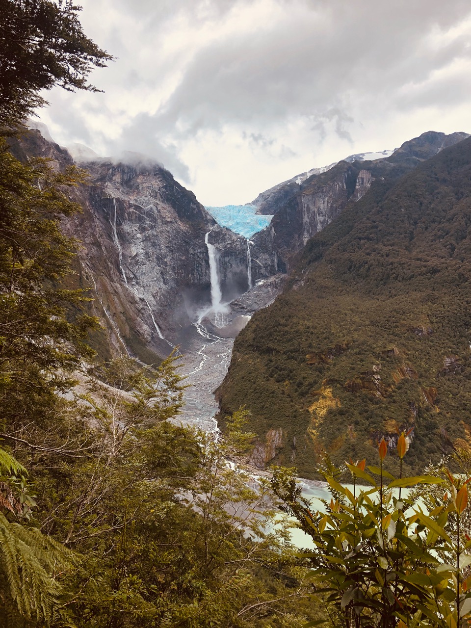 Las cascadas brotan de un glaciar en el Parque Nacional Queulat, en la Patagonia chilena. Foto: Alfonso Fernández