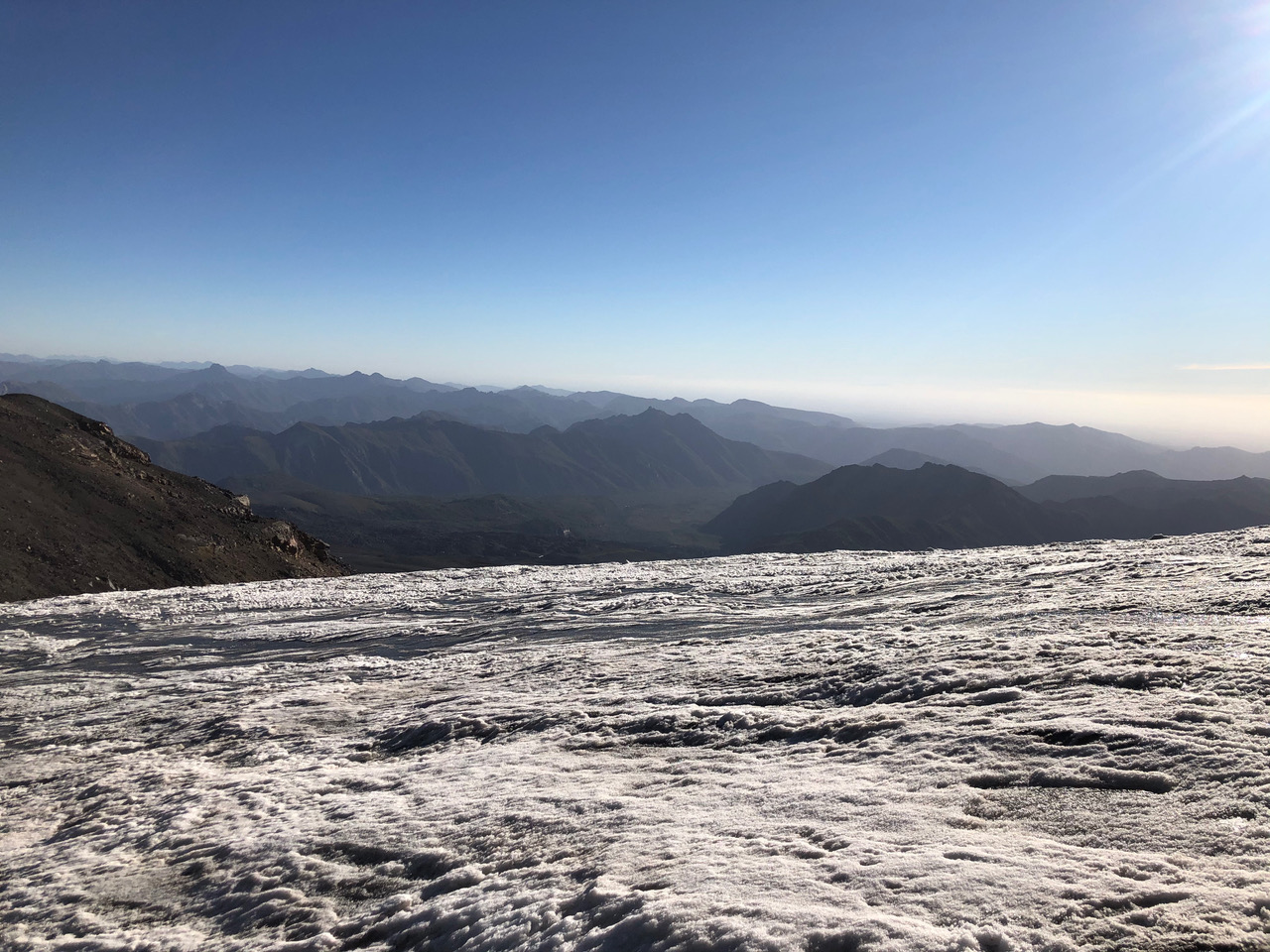 Una vista de los Andes en el centro-sur de Chile se ve desde el glaciar principal que cubre el complejo volcánico Nevados de Chillán. Foto: Alfonso Fernández